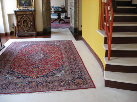 Disimpegno con parquet e marmo